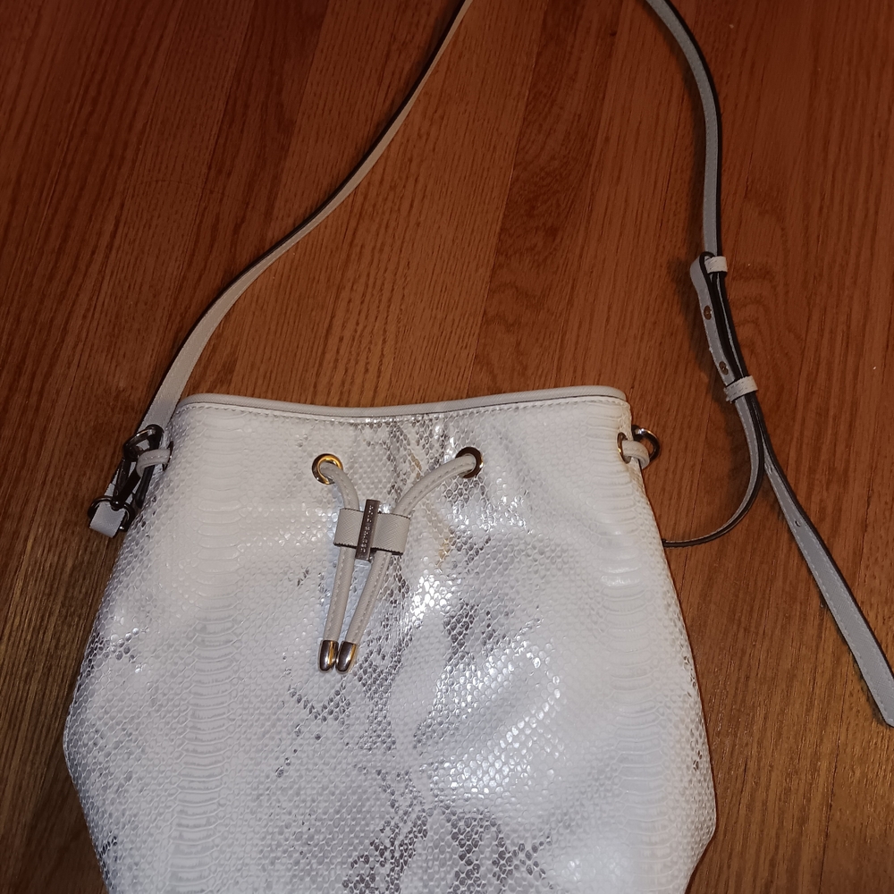 Chic White Crossbody Bucket Bag
